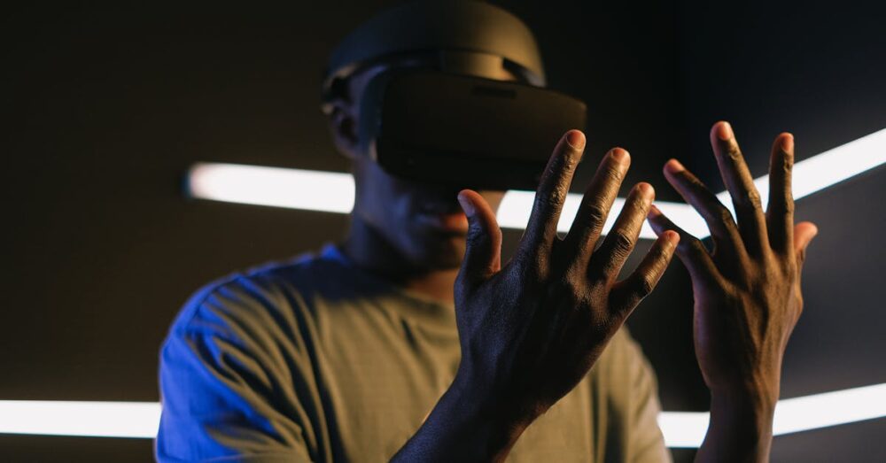 AIが生成した仮想空間内で、ロボットアームが物理法則に基づいた動作学習を高速で繰り返しているシミュレーションの様子