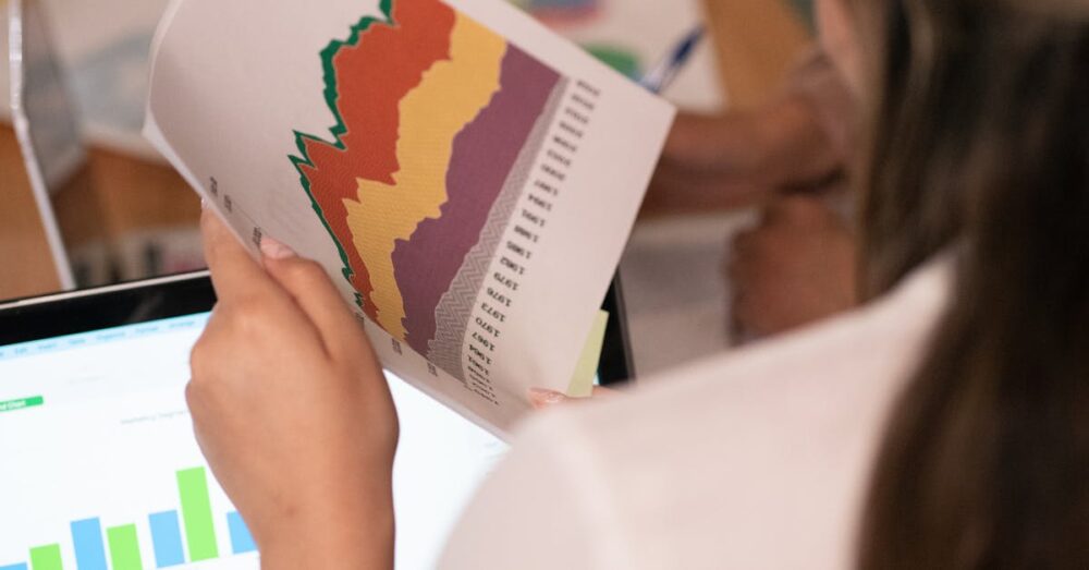 AIが消費者のトレンドデータとSEOスコアを分析し、ECサイトの売り上げを最大化させるための戦略を練っているイメージ図。