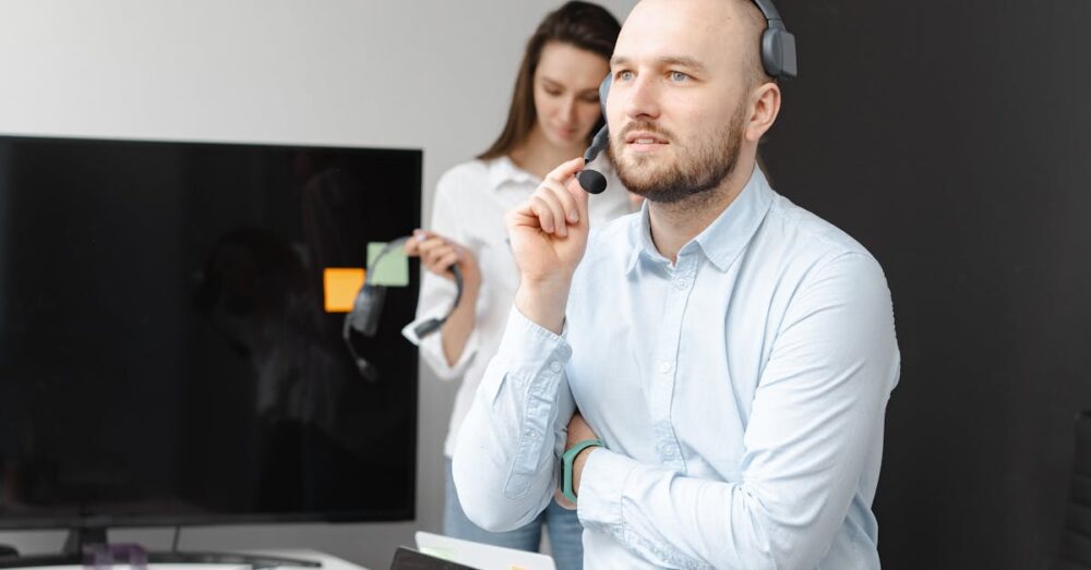 GensparkのAIエージェントがSlackやドライブと連携し、ユーザー専用の定型業務を自動化しているイメージ図