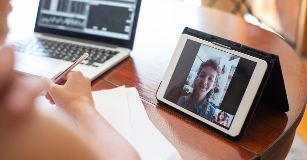 動画ファイルをGeminiにアップロードし、一瞬で会議の議事録が生成される様子