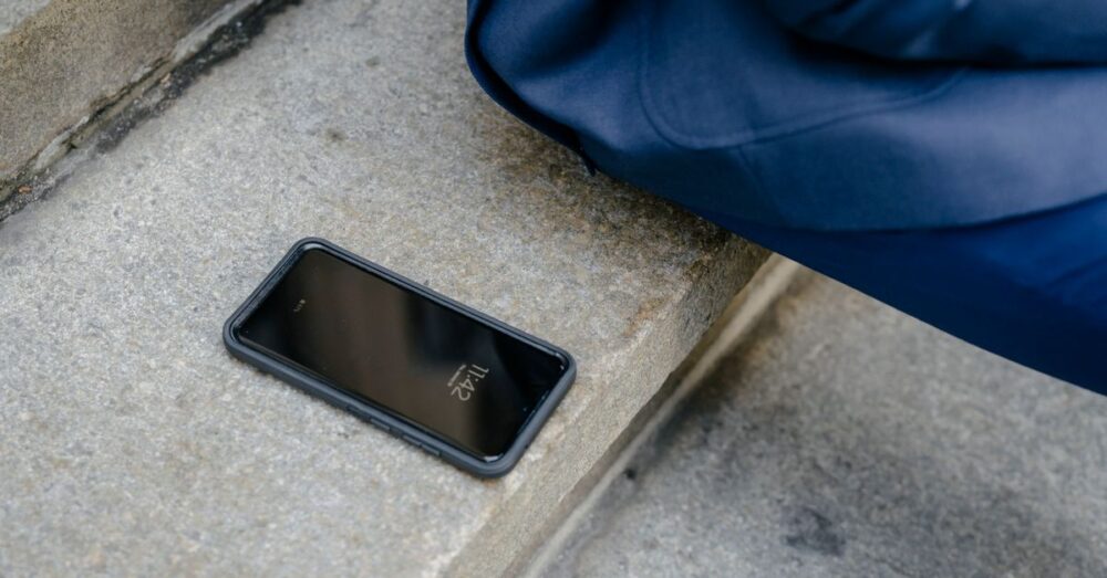 外出先でスマートフォンに向かって小声で話し、AIが音声を正確に捉えて波紋のように広がるイメージ