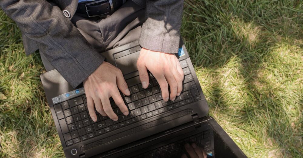 パソコンでGoogleのAI、Geminiを操作して仕事を効率化しているビジネスパーソンのイメージ