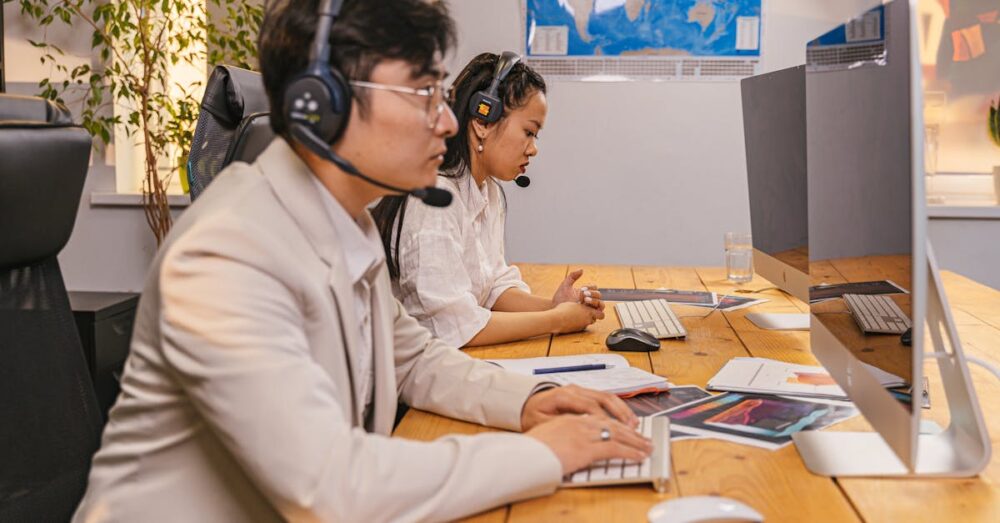 AIを活用して膨大な社内マニュアルから必要な情報を即座に検索するベテラン社員のイメージ画像