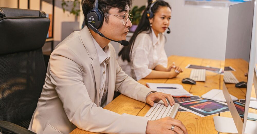 AIを活用して膨大な社内マニュアルから必要な情報を即座に検索するベテラン社員のイメージ画像