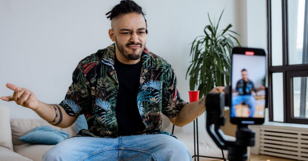 YouTube動画からAIが文字起こしを行い、ブログ記事の執筆からXへの投稿下書きまでを一貫して自動で進めるプロセスの概念図。