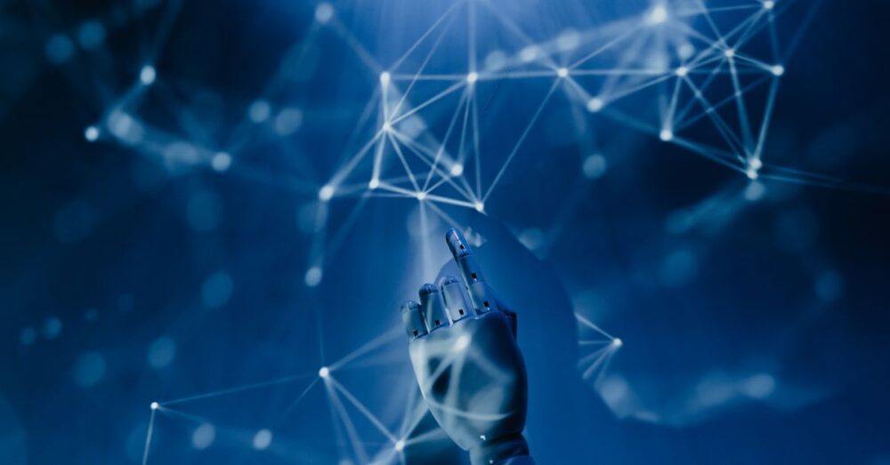人間がホログラム上でAIワークフローを設計し、AIエージェントがデジタル化されたスキルモジュールを組み合わせて業務を自動化している未来の協働イメージ。