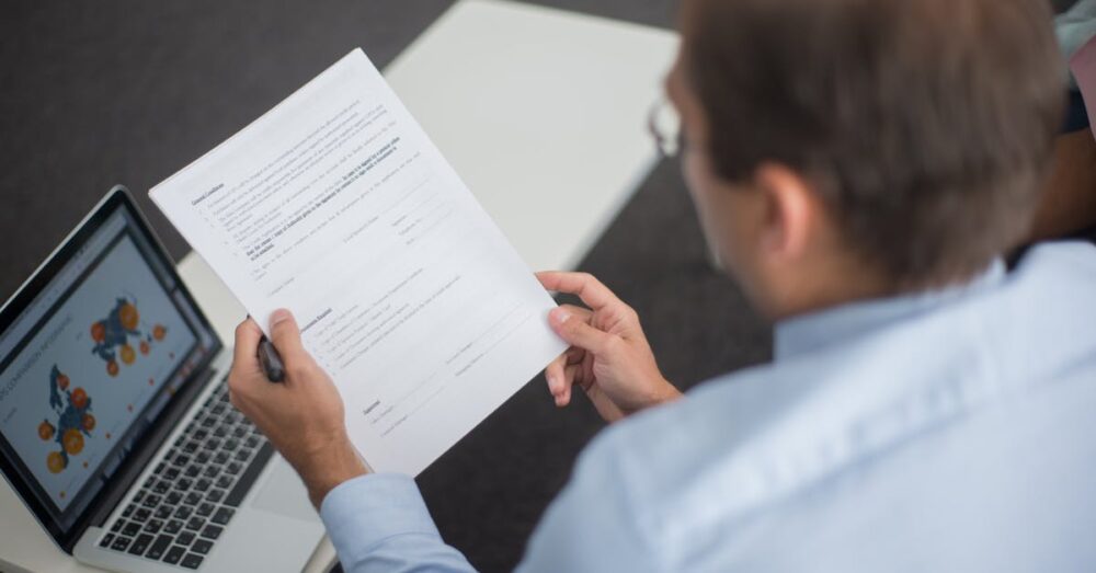 大量のデジタル情報やニュースに囲まれ、情報収集に疲弊しているビジネスパーソンのイメージ