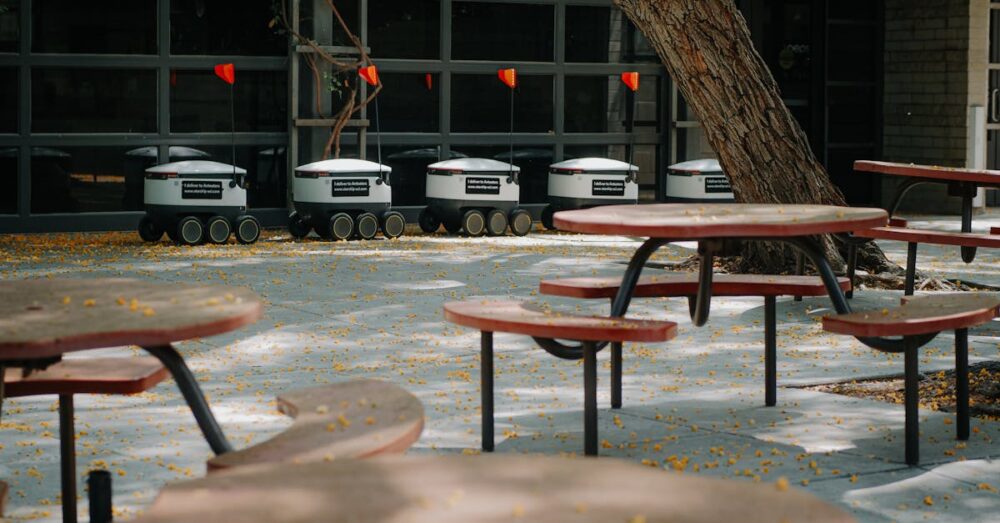 AIという強力な相棒を得て、自信に満ちた表情で輝かしい未来のビジネスキャリアを見据えるビジネスパーソンのイメージ