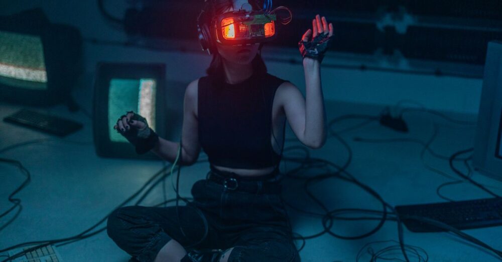24時間365日稼働するAIエージェントのイメージ。宇宙ロブスターのキャラクターをモチーフにした、近未来的な自分専用のAI秘書がデジタル空間で働く様子を表現しています。
