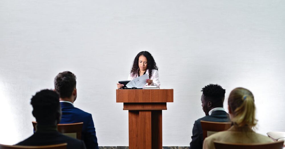 AIが作った完璧な資料を手に、情熱を持ってチームを説得し、人間の心に訴えかけるリーダーのイメージ