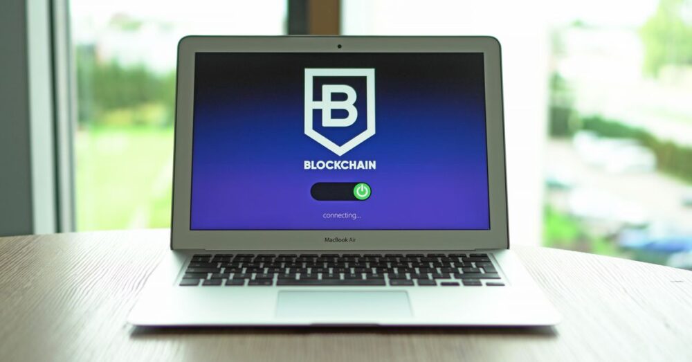 ビジネスデータの保護とAIセキュリティの概念を表す、信頼感のあるデジタルシールドのイメージ